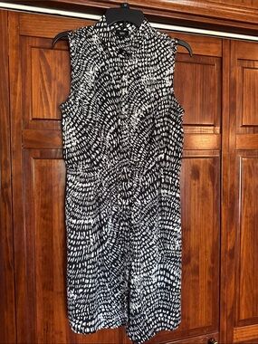 Sleeveless Black & White Patterned Button-Front Dress